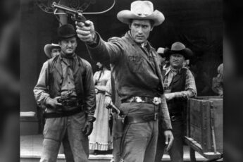 Clint Walker as Cheyenne Bodie